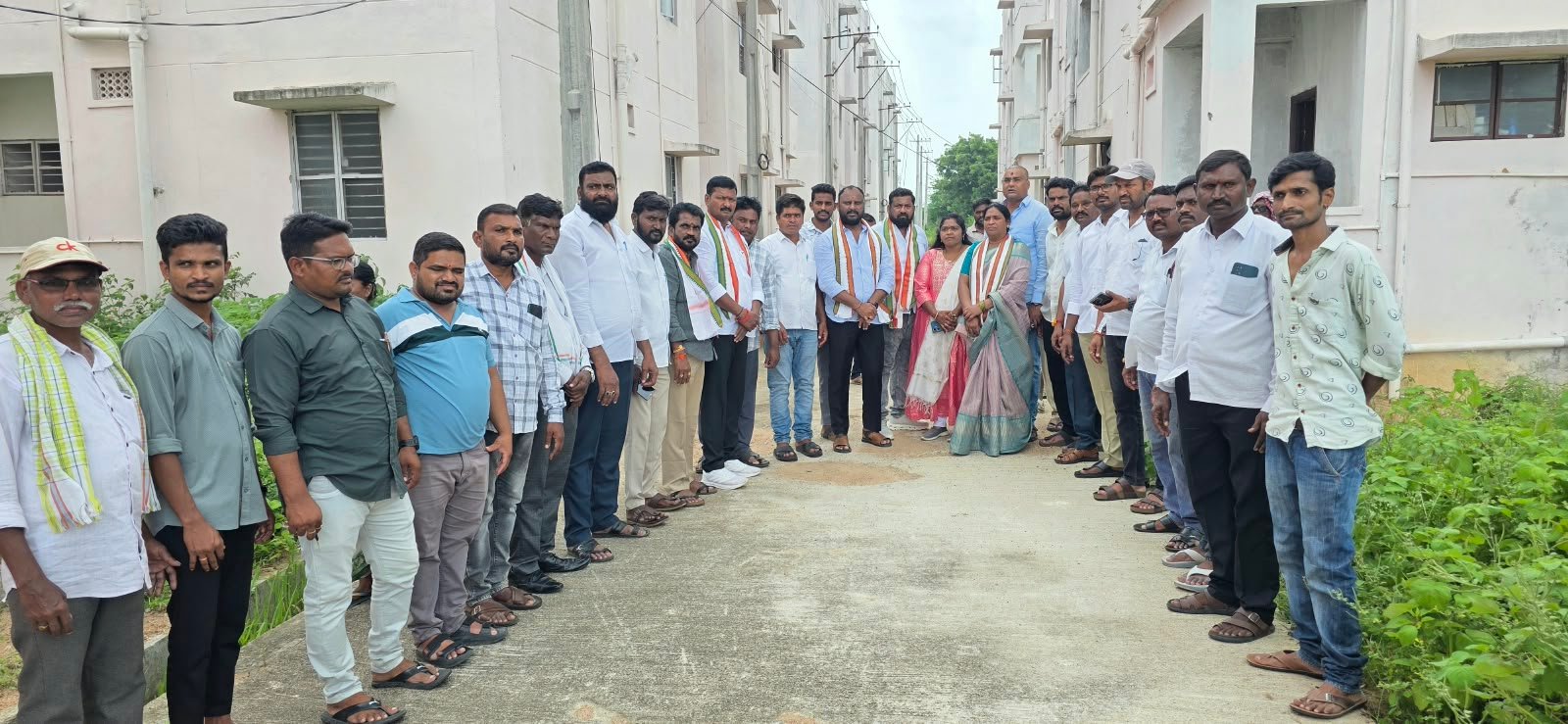 జమ్మికుంట మున్సిపాలిటీలోని కాంగ్రెస్ పార్టీ నాయకులు డబుల్ బెడ్రూంల సందర్శన